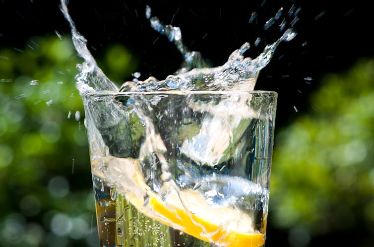 Canicule en Espagne : chaud, froid ou épicé, que boire ou manger 8 Un verre d'eau glacée avec une feuille de menthe